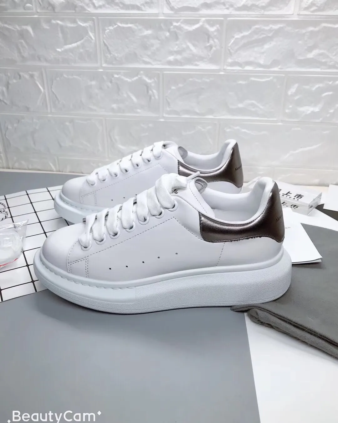 👟👟Ex-factory price 480👟👟 Men's size +10 High-quality upgraded version🔥Real shot of Alexander McQUEEN (McQueen)🎉The highest quality silk cowhide version on the market🎊, imported water-dyed sheepskin inside, counter 1:1 replica, star style T stage catwalk, a must-have for fashionistas , the original high-temperature and ultra-clear air compressor logo on the foot, absolutely counter-matched version, the arc of the back bag is truly genuine 0⃣️ difference, using an exclusive privately molded double-layer vacuum outsole, which is light on the foot and has excellent rebound! Running🏃✈️The first choice item for outdoor sports💅💅Trend and fashion coexist📣 Women’s style: 35-39, Men’s style: 39-44